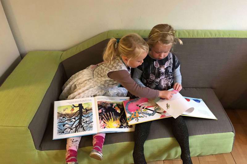Piger læser bog