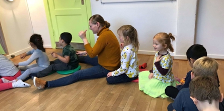 Børn sidder på gulvet 