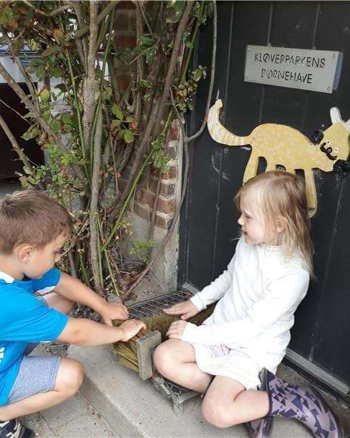 børn leger ved indgangen til børnehaven