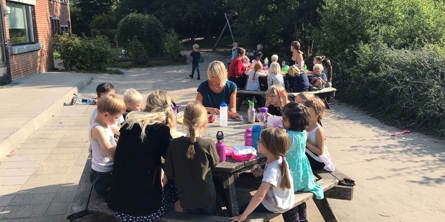 Børn spiser mad udendørs